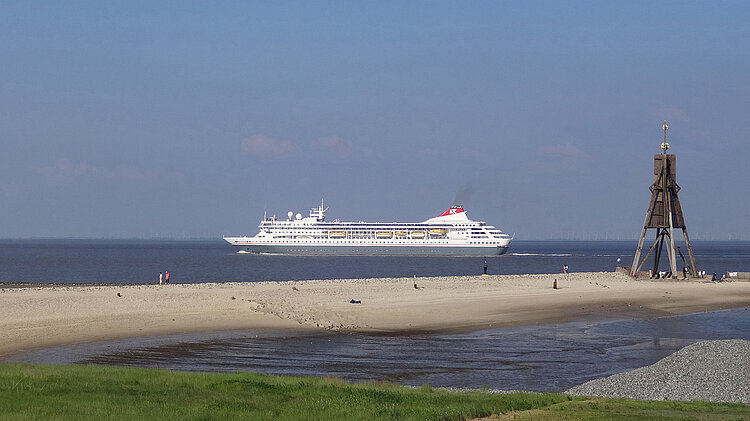 Kreuzfahrtschiff vor Cuxhaven
