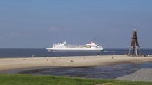 Kreuzfahrtschiff vor Cuxhaven