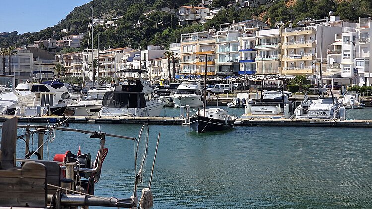 Sportboote im Hafen von L'Estartit an der Costa Brava