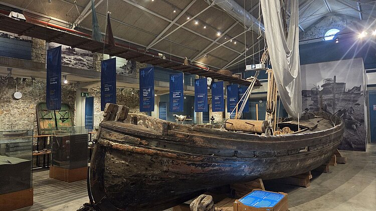 Historisches Fischerboot in der Dauerausstellung des Museu de la Pesca in Palamós
