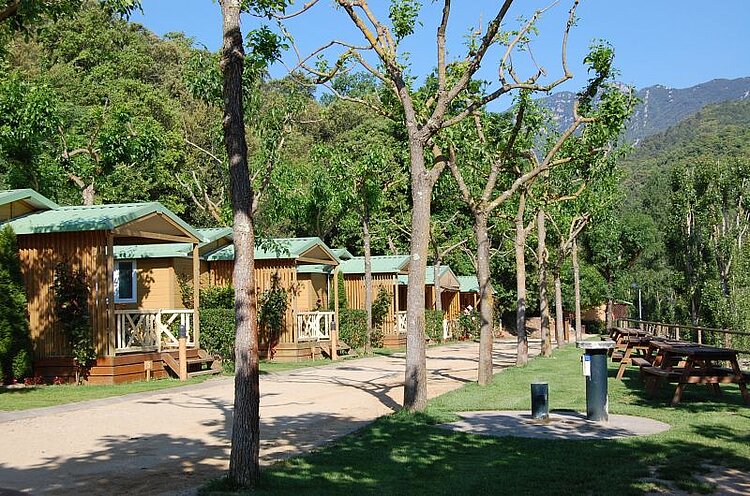 Fein aufgereiht liegen die Bungalows am Fuße des Bassegoda