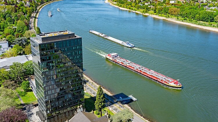 UN Tower und Rhein