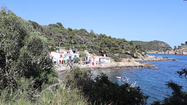 Spartanische Ferienhäuser an der Platja del Castell am Camí de Ronda
