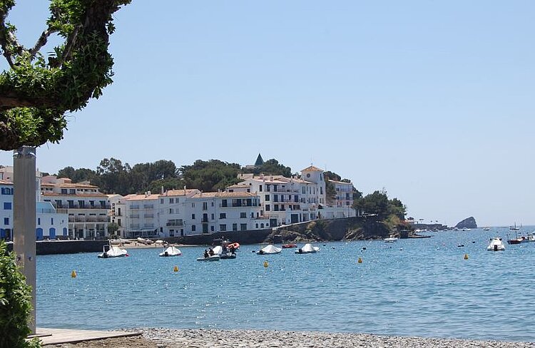 Das Städtchen Cadaqués mutet mit seinem maritimen Charme griechisch an