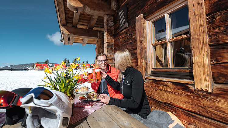 Skifahrer essen in einer Hütte