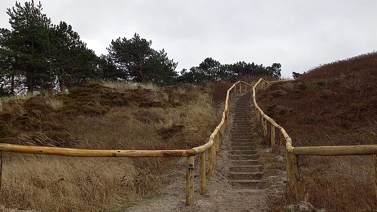 Treppe führt auf die Dünen hinauf