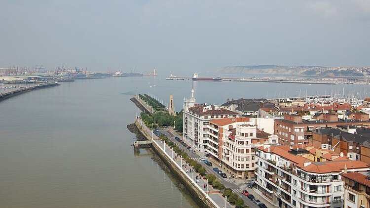 Die Flussmündung des Ria del Nervión in den Atlantik