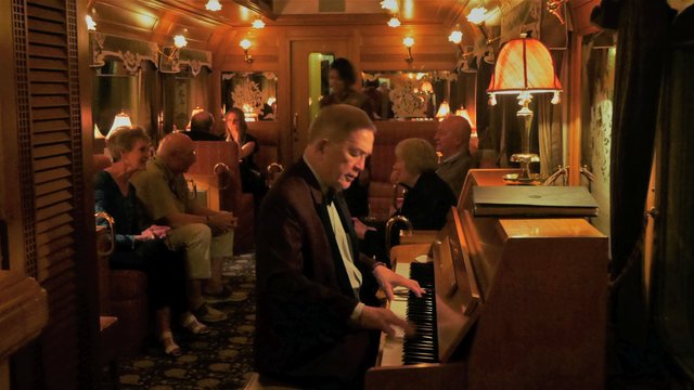 Salonwagen Eastern-Oriental Express Piano im Salonwagen