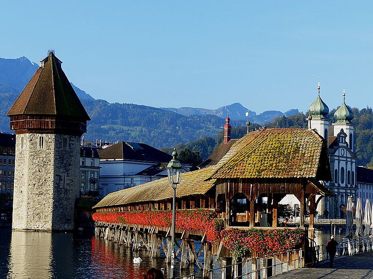 Achteckiger Wasserturm und Kapellbrücke