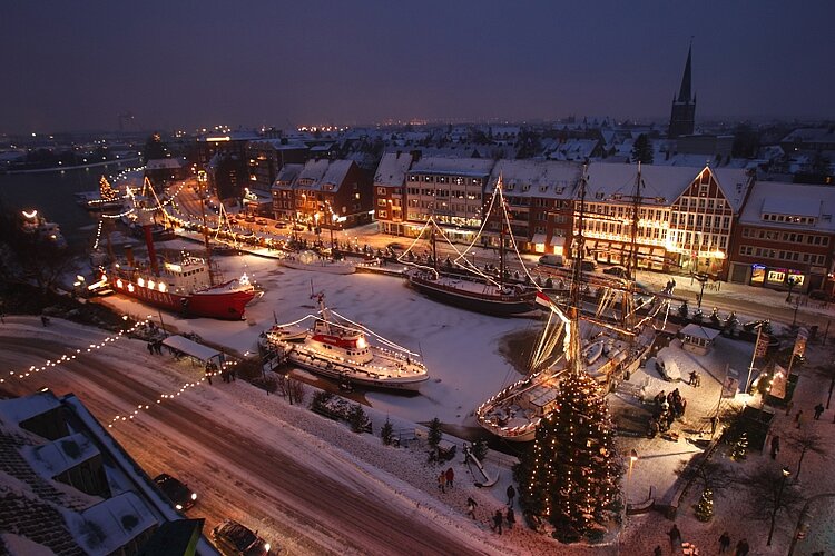 Weihnachtsmarkt in Emden am Wasser