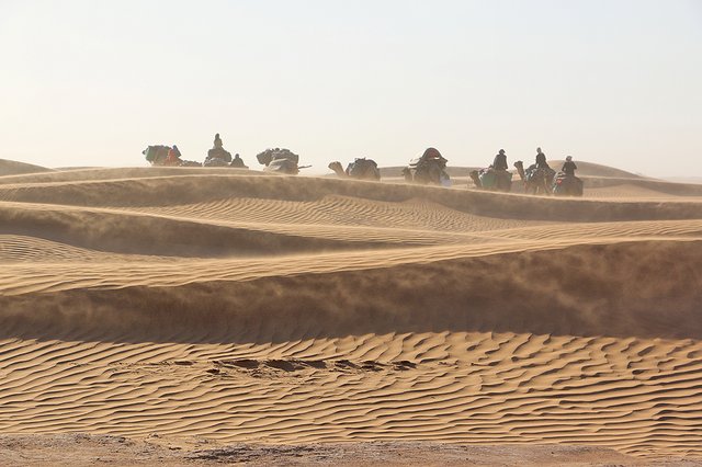 Sandsturm und Dünen in der Sahara
