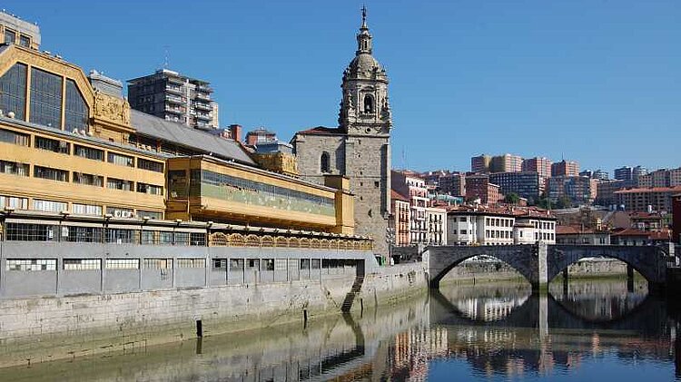 Altstadt am Ria: vorne links die Markthalle, dahinter die Kirche San Antón und Brücke San Antón