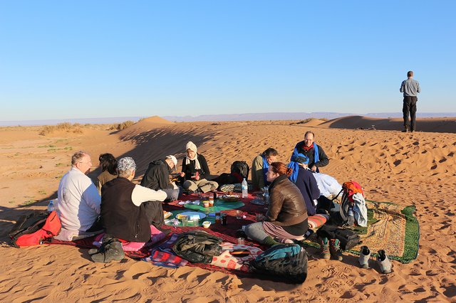 Marokko Sahara Camp Frühstück auf Düne