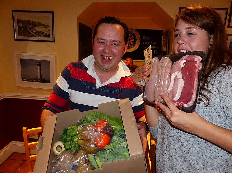 Meat Bingo in der Public Bar in Portelet Bay