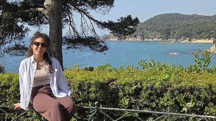 María Rosa García Terroba in den Jardins de Santa Clotilde mit Blick auf die Cala Boadella bei Lloret de Mar