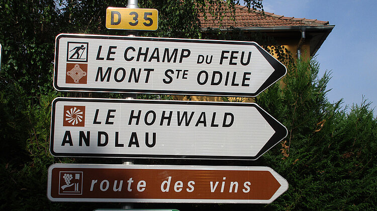 Straßenschilder auf der Elsässer Weinstraße