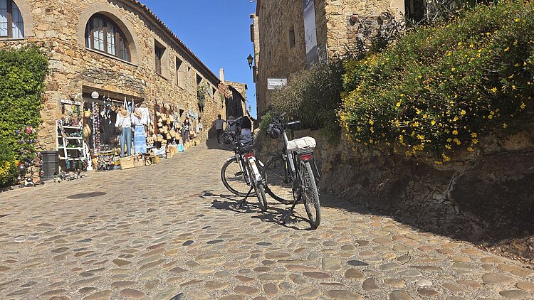 Fahrräder in einer gepflasterten Gasse der mittelalterlichen Altstadt von Pals