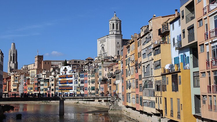 Blick auf die bunten Häuser am Fluss Onyar in Girona