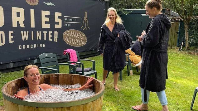 Frau im Eisbottich Frau im Eisbottich, daneben zwei Frauen im Bademantel