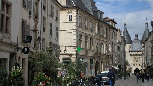 Eine Straße mit Cafés und Läden