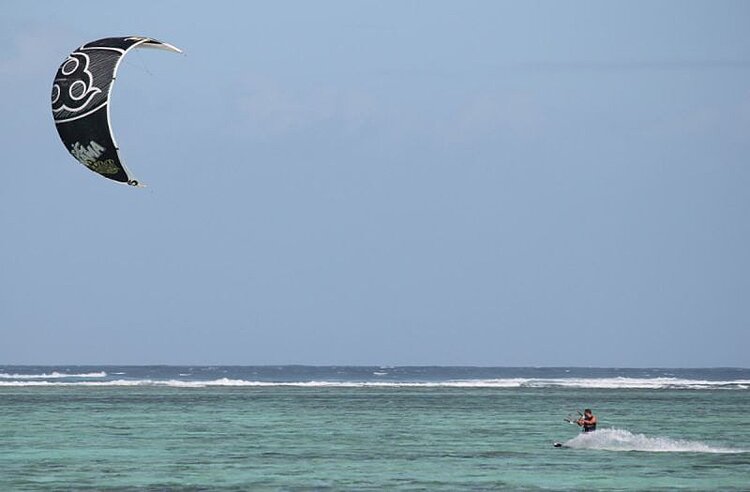 Kitesurfer vor Paje, Zanzibar