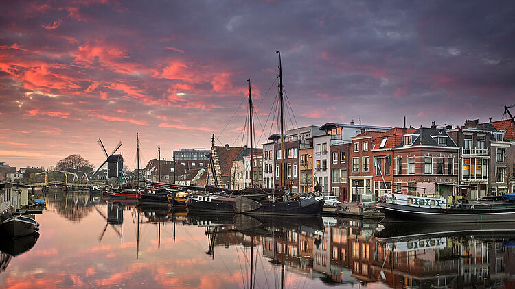 Sonnenuntergang in niederländischer Stadt