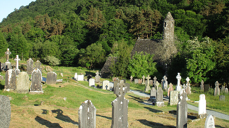 Steine der Monastic City von Glendalough, Irland
