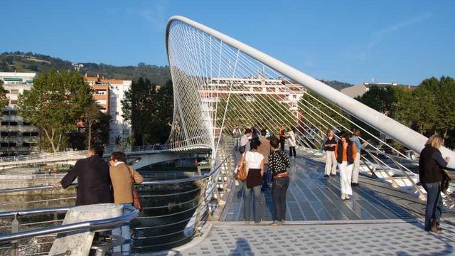 Zubizuri Fußgänger-Brücke entworfen vom Stardesigner Santiago Calatrava
