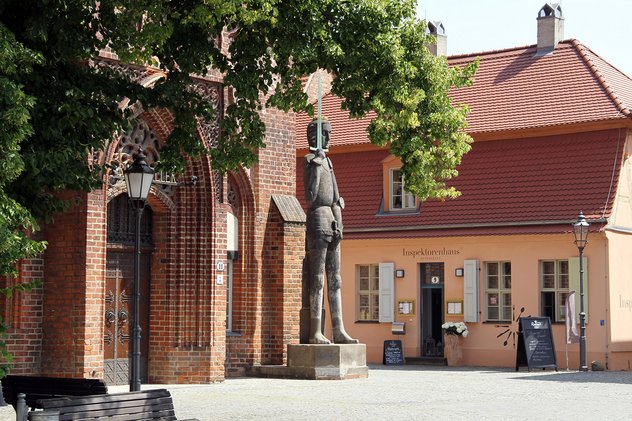Roland vor dem Rathaus am Altstädtischen Markt