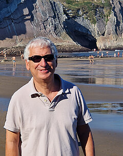 Ertay Hayit am Strand von Itzurun im Baskenland