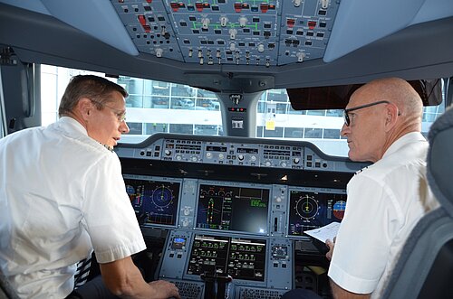 Das moderne Cockpit des Airbus 350 bei Finnair