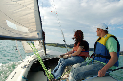 Neue Kurse am Forggensee: Segeln und Englisch lernen